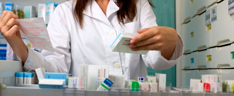 Mujer seleccionando medicamentos